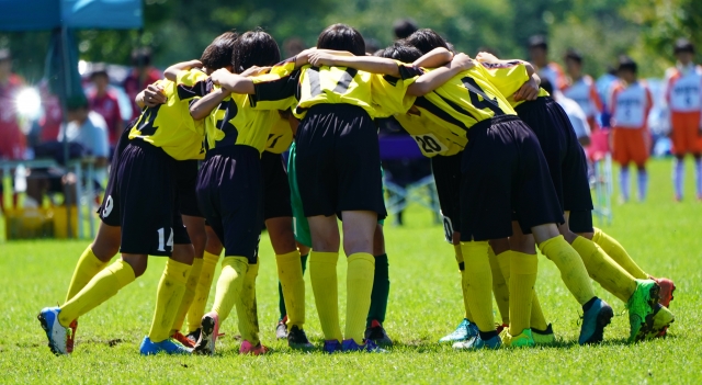 円陣を組むサッカー少年たち