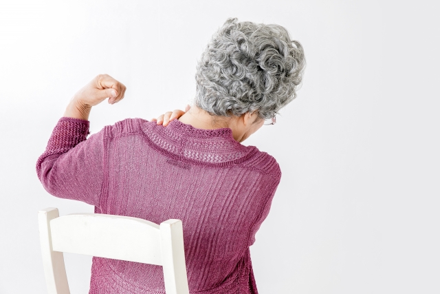 柏市・増尾で長年の肩こりに悩む方のイメージ